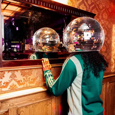 EN NOU GAAN WE EVEN HELEMAAL UIT ONZE PLAAT (een topshow) 6+ – Maas theater en dans | Wondersteboven Festival